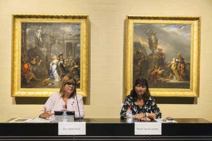 Maria Glòria Olivé i Mayte García Juliard, durant la presentació de l'exposició al CaixaForum.