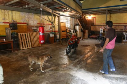 En los talleres abandonados dentro de la misma isla, como este de Pere el Cerimoniós, también habita gente.