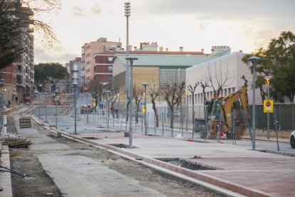 Els carrers al voltant del barri de Centcelles, amb fanals apagats.