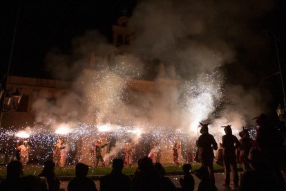 Imagen de la Carretillada del Ball de Diables en el Santuari de Misericòrdia.