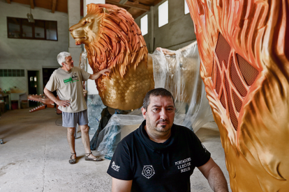 El presidente del Grupo del León, Josep Rull, con el León pequeño y con quien lo ha creado, Manel Llauradó.