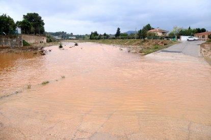 El barranc de la Galera inundant un pas a l'altura de Masdenverge.