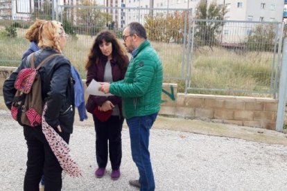 El regidor Martí Barberà i membres de Vallsgat al carrer d'Oller.