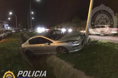 El vehículo ha salido de la vía y ha chocado contra una farola.