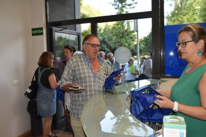 El Diari Més reparte la bolsa de la Fiesta Mayor de Santa Tecla.