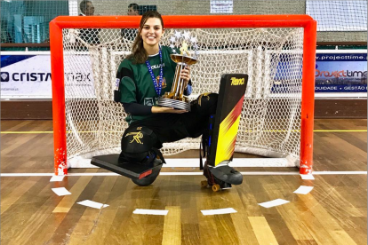 Anna Ferrer, con el trofeo que ganó en su debut con la Selección Española.