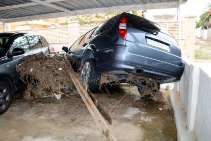 Un vehicle encastat en el garatge d'una propietat de la urbanització Serramar d'Alcanar Platja com a conseqüència de la llevantada d'aquest divendres.