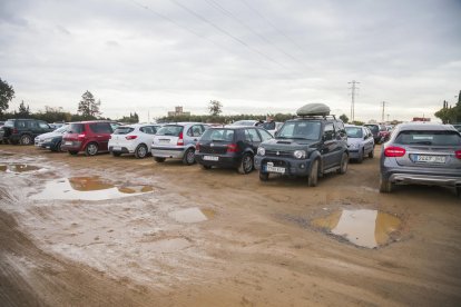 El Ayuntamiento asfaltará los terrenos y aparcar costará 2 euros.