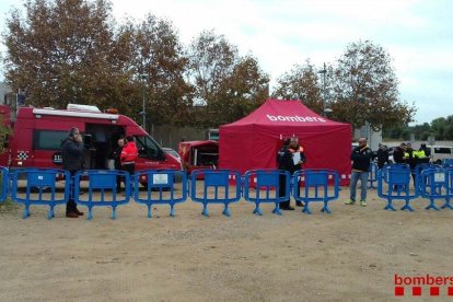 Els Bombers, les policies locals i els Mossos d'Esquadra, junt a un grup de voluntaris, fan una batuda aquest matí per trobar el desaparegut.