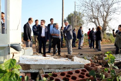 El vicepresident del Govern, Pere Aragonès, visitant amb l'Ajuntament i els veïns afectats una de les cases on l'aigua es va endur murs, a les Cases d'Alcanar.