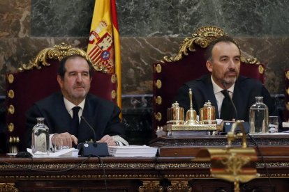 A la dreta, Manuel Marchena, juntament amb Andrés Martínez Arrieta, en una imatge d'arxiu.