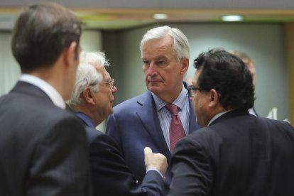 El ministro de Exteriores español parlante con el responsable europeo por|para l 'brexit', Michel Barnier.