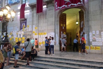 La fachada del Ayuntamiento ha quedado empapelada.