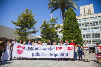 Presentación de la Plataforma, delante de las puertas del Hospital Joan XXIII.