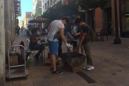 Un grup de joves en un punt de venda de castanyes, l'any passat.