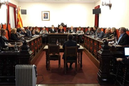 Imagen del pleno de presupuestos en el Ayuntamiento de Tortosa.