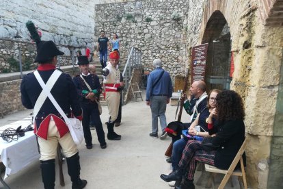 Membres de la Milícia de Tarragona, en un taller d'esgrima clàssica a la Falsa Braga.