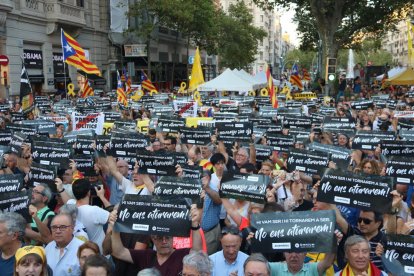 L'independentisme es concentra davant la conselleria d'Economia un any després del 20-S.