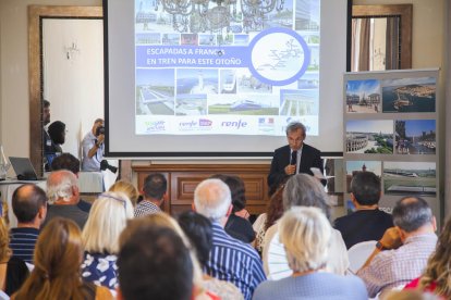 L'ambaixador de França a Espanya, Yves Saint-Geours, explicant una part de la proposta.