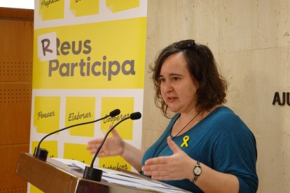 La regidora de Participació, Ciutadania i Transparència de l'Ajuntament de Reus, Montserrat Flores, a la sala de premsa.