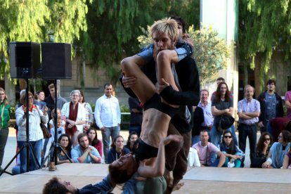 Els artistes de la companyia HURyCAN en l'espectacle 'Asuelto' representat en l'últim dia del festival COS de Reus.