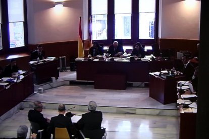 Els tres pèrits del Banc d'Espanya declarant junts durant el judici a l'Audiència.