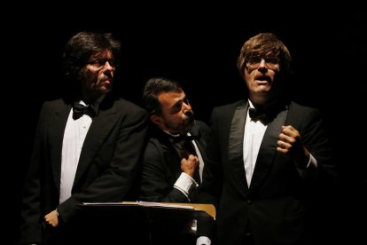 Plano medio de los tres intérpretes de 'Tenors', que estreno temporada en la Sala Trono Armanyà.