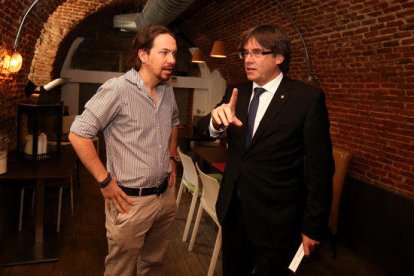 Imagen de archivo del ex presidente de la Generalitat, Carles Puigdemont, y el líder de Podem, Pablo Iglesias, en un encuentro en el 2016.