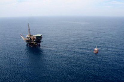 Vista aèria general de la plataforma petrolífera Casablanca, davant la costa del delta de l'Ebre i de Tarragona, en una imatge d'arxiu