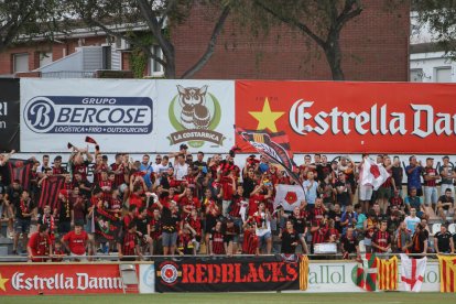 Imagen dela gradería con la afición encarnado-y-negra en el Estadio Municipal de Reus al derbi tarraconense de la temporada pasada.