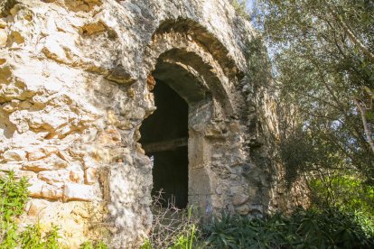 Estado en que se encuentra la puerta de la capilla románica, que hace años fue expoliada.