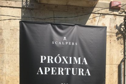 Imatge de la façana de la que pròximament serà l'aparador de la botiga Scalpers.