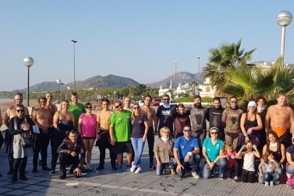 Fotografia de família dels participants en les tasques de neteja a les platges de l'Hospitalet de l'Infant.