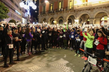 Els participants mostrant els dorsals amb la cara de Laura.