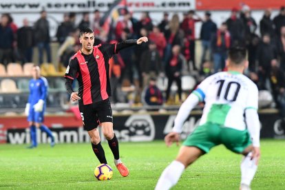 Alejandro Catena se ha ganado el derecho a convertirse en un futbolista indispensable para Xavi Bartolo.