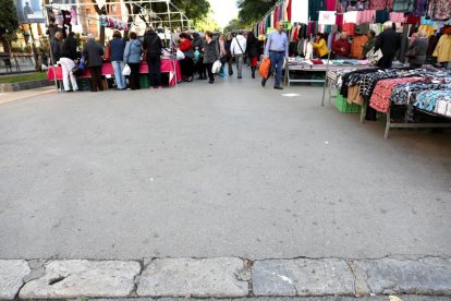 El asfalto volvió a la Rambla Nova en el 2007 para acoger las paradas del mercadet.