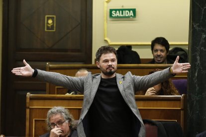 Gabriel Rufián, con los brazos abiertos, poco antes de ser expulsado del hemiciclo.