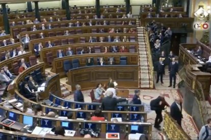 Moment en què els diputats d'ERC marxen del ple.