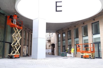 Los trabajos exteriores al Museu Casteller de Cataluña, en Valls.