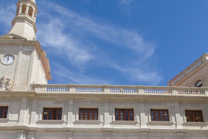 Les banderes estan a l'interior però no a la façana.