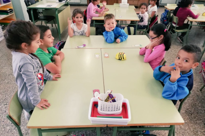 Imatge de nens d'Educació Infantil, en una sessió amb els Bee Bots a l'escola Marià Fortuny.