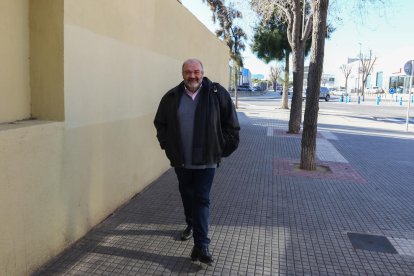 Joan Oliver sale sonriendo de la reunión que mantuvo ayer después del entrenamiento con los jugadores del primer equipo.