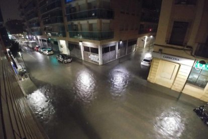 El carrer Reial inundat durant les últimes pluges del 14 d'octubre, causades per les restes de l'huracà Leslie.