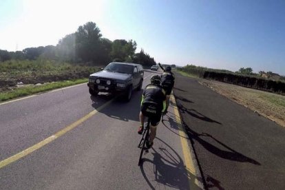 El coche no respetó la distancia de seguridad y avanzó en línea continua.