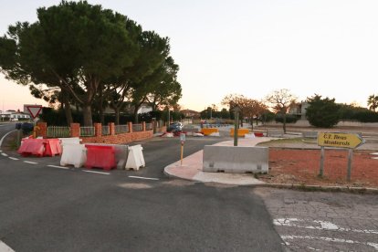 Imagen de la rotonda de acceso al Tenis Monterols desde la T-11, todavía cortada con pilones.