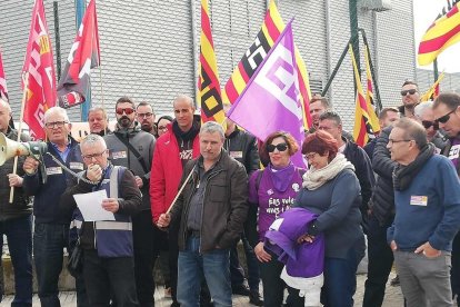 Els treballadors s'han concentrat a les portes de l'empresa situada al