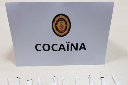 El arrestado llevaba diez envoltorios, de supuesta cocaína, preparados para su distribución