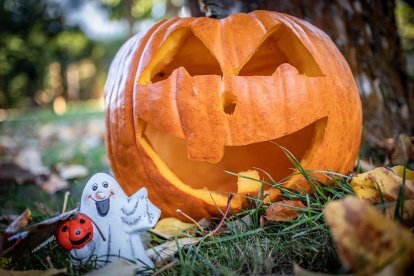 Crear una carbassa de Halloween és una activitat perfecta pels més petits.