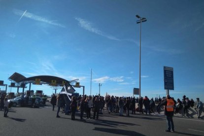 Els manifestants tallen l'A-27 en ambdós sentits.