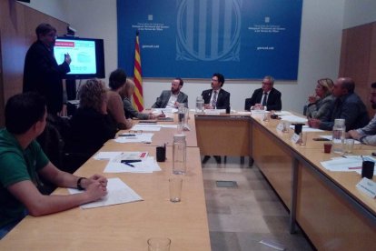 Isidre Gavín, en el centro, y Xavier Pallarès, a la derecha, durante la reunión de la Mesa.